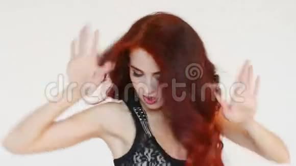 红发微笑女子在白工作室跳舞视频的预览图