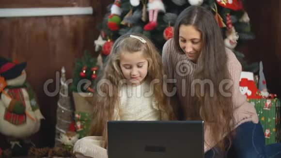 妈妈和女儿看电脑视频的预览图