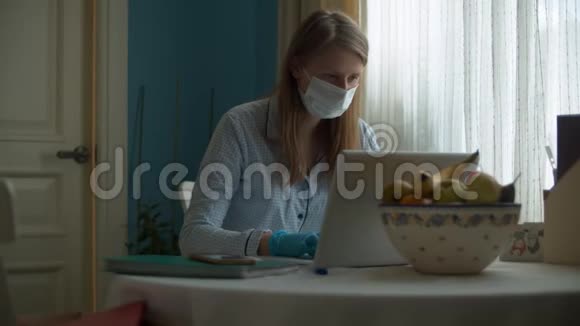 妇女在家工作的肖像视频的预览图