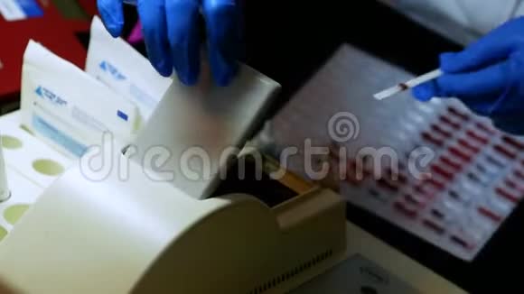 护士把血样放进分析装置视频的预览图