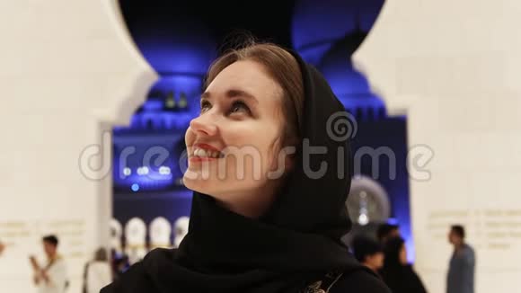 一个女孩在清真寺戴头巾的肖像视频的预览图