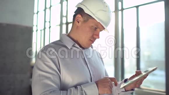 哈达的工程师在一家重工业工厂里拿着一台平板电脑慢动作视频的预览图