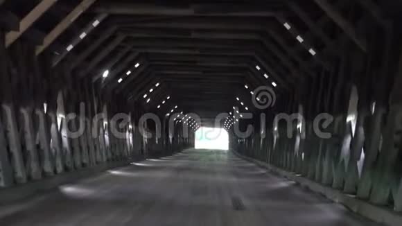 驾驶通过覆盖的桥梁视频的预览图