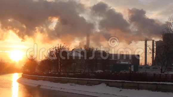 日出时的烟雾寒冷的冬天的早晨视频的预览图