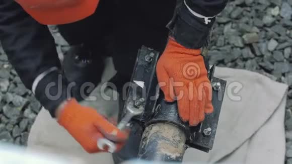 工人修理煤气管道视频的预览图