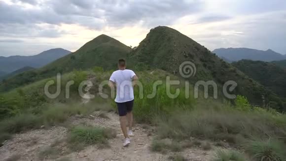 跑步的人在日落时在山林小径上锻炼男性跑步健身视频的预览图