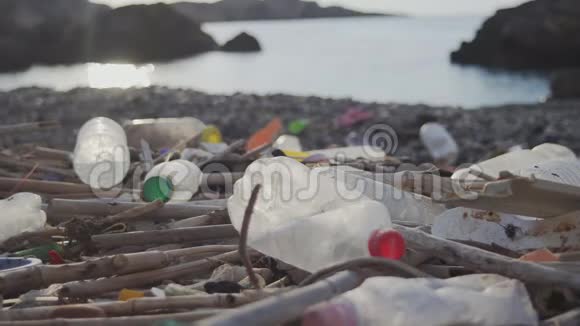 海滨塑料瓶污染视频的预览图