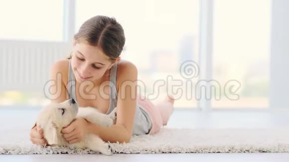 孩子和可爱的小狗躺在一起视频的预览图