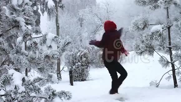 快乐的女孩在雪地里跳跃视频的预览图