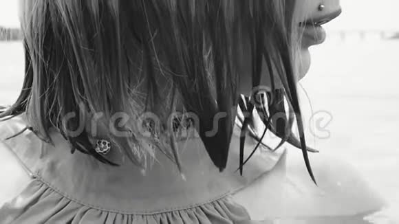头发湿湿的水中女孩视频的预览图