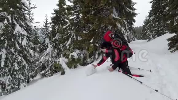 人在斜坡上打雪球视频的预览图