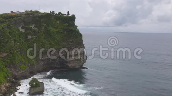 海岸上遥远的悬崖视频的预览图