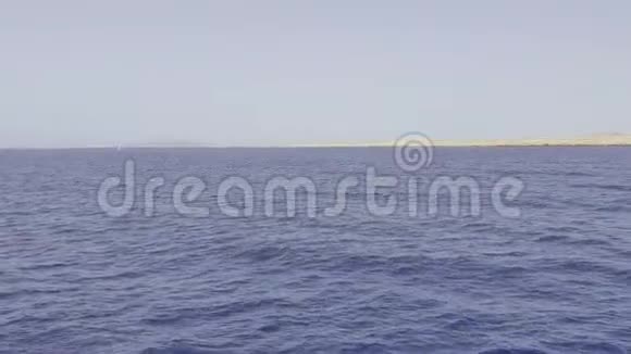 从平静的蓝色海面上的船上看视频的预览图
