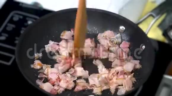 一块培根煎在锅里视频的预览图