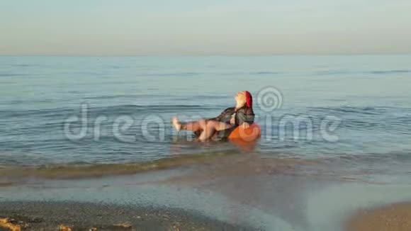 穿着泳衣留着红色头发的女人视频的预览图