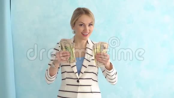 成功的商业女人下了金钱雨财务成功的概念视频的预览图