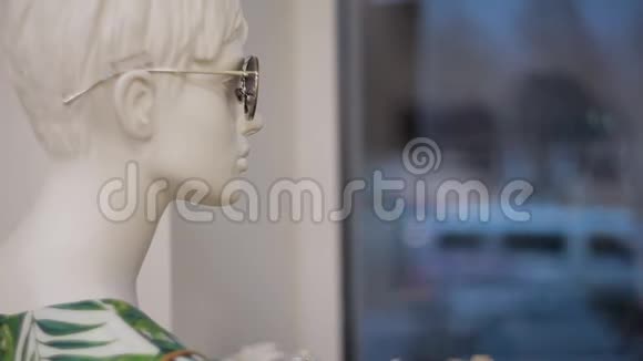 戴眼镜的人体模型视频的预览图