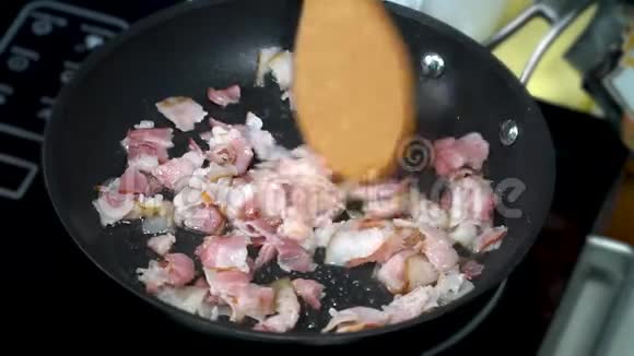 一块培根煎在锅里视频的预览图