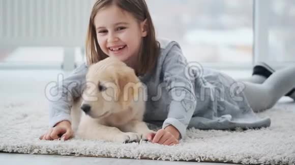 小狗被小女孩爱抚视频的预览图