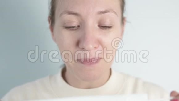 戴医疗面罩的妇女的特写视频的预览图