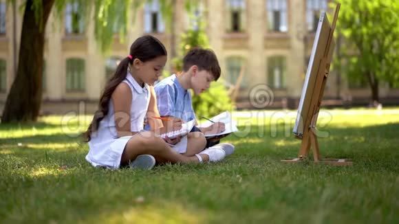 男孩和女孩在户外画画视频的预览图