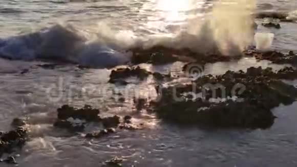 海水在巴亚希贝的岩石上断裂视频的预览图