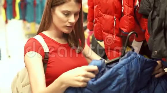 快乐迷人的女人穿着红色t恤购物中心买衣服消费主义购物主义概念视频的预览图