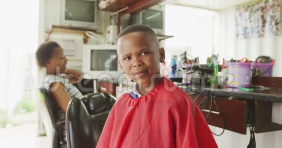 非洲男孩剪完头发后很高兴视频的预览图