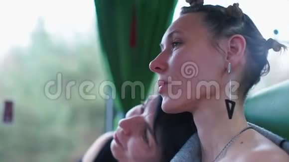 两个姐妹乘公共汽车旅行视频的预览图