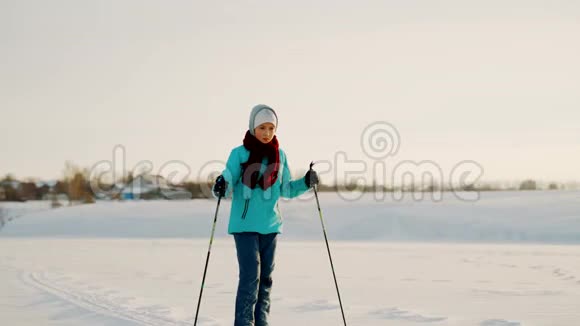 一个年轻女孩正在结冰的湖面上滑雪视频的预览图
