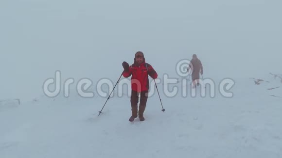 雾中的游客爬山视频的预览图