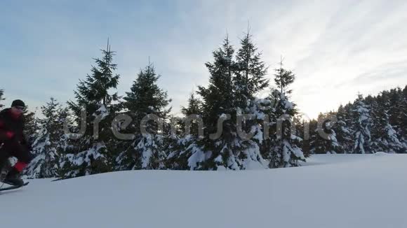 在大雪中穿著雪鞋的徒步旅行者视频的预览图