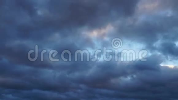 快速移动的雨暴云视频的预览图