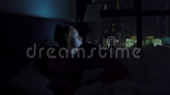 男人和女人躺在床上每个人都有智能手机和平板电脑婚姻和两性关系问题视频的预览图