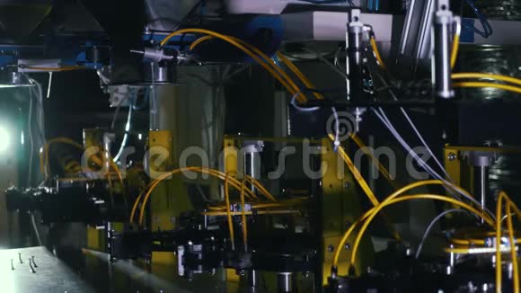 生产中的机器人工作视频的预览图