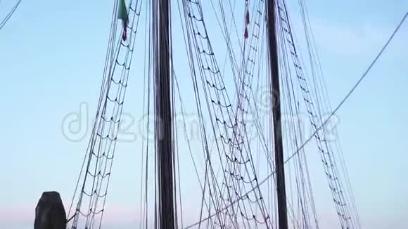 帆船两极的绳索视频的预览图