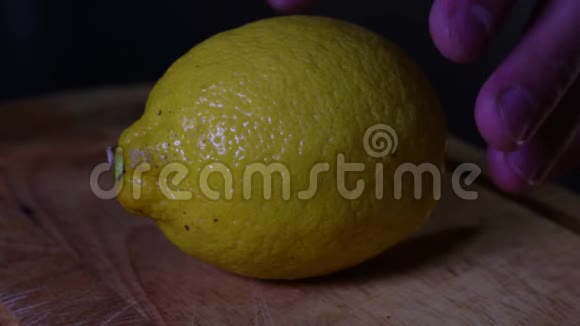 柠檬在黑暗中切成两半视频的预览图