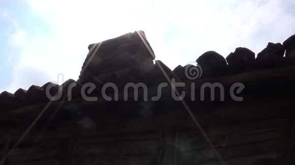 旧房子上的旧烟囱太阳光线反射回来视频的预览图