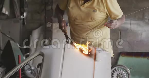 非洲男人在燃烧一个物体视频的预览图