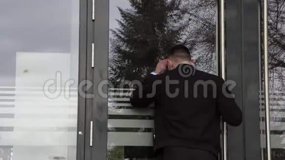 一个男人在一个空荡荡的封闭的咖啡馆里视频的预览图