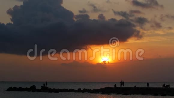 海滨海岸的日落视频的预览图
