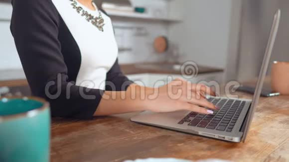 滚女人在家工作视频的预览图