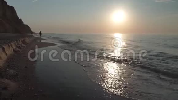 日出时俯瞰大海视频的预览图
