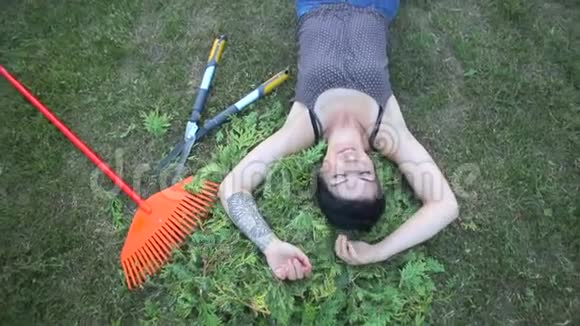 园丁躺在草地上视频的预览图
