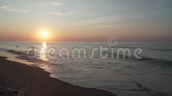 日出时俯瞰大海视频的预览图
