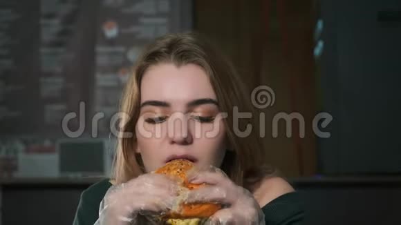 女孩咬了一个汉堡包视频的预览图