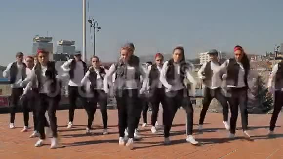 街舞舞者在街上跳舞视频的预览图