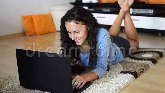 十几岁的女孩躺着笔记本电脑平板电脑视频的预览图
