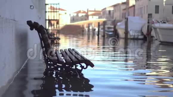 城市的长凳被水淹没了视频的预览图