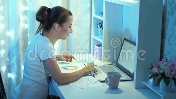 女人在家里写论文视频的预览图